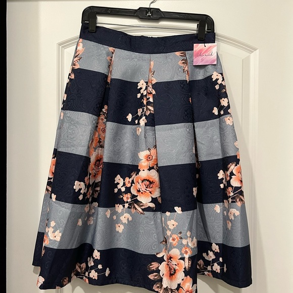 Beautiful a line midi skirt - Picture 2 of 3